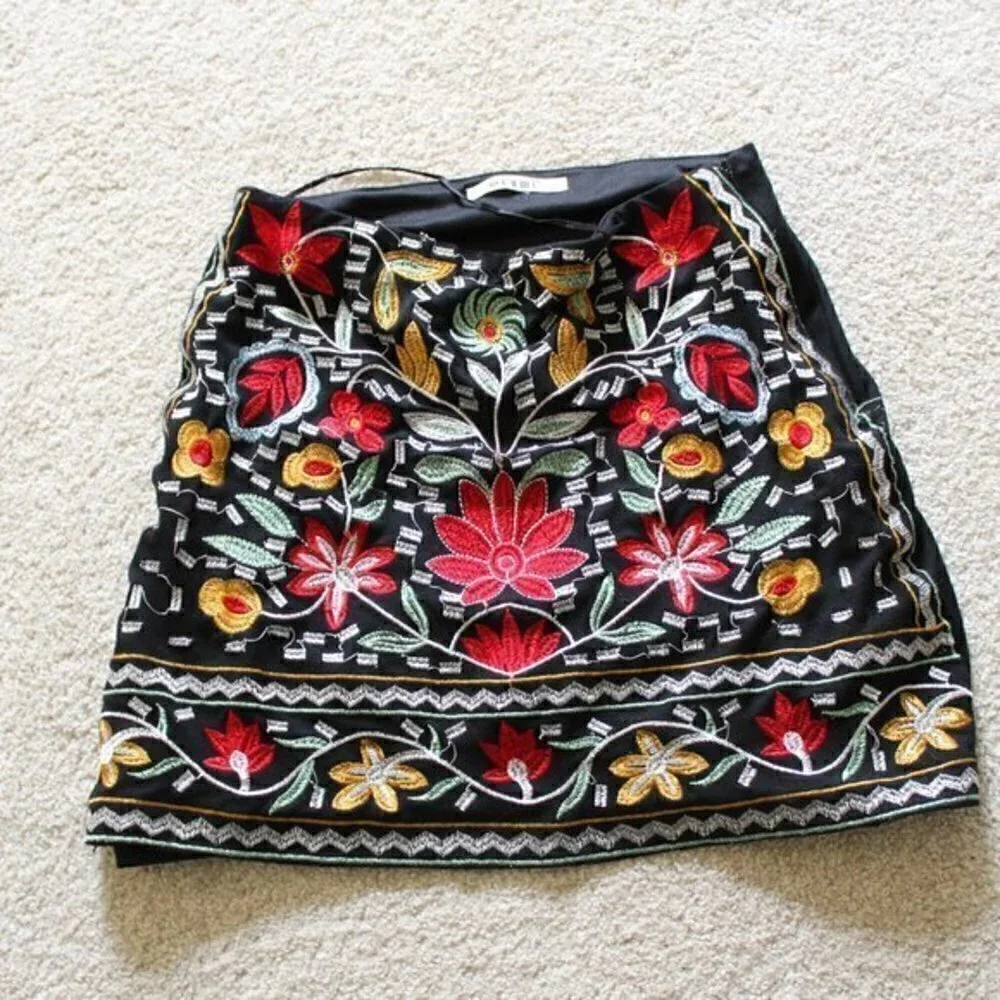 Francesca skirt size small mini skirt embroidered